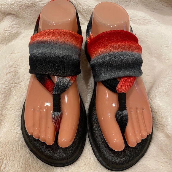 Sanuk Yoga Red Black Gray White Striped Print Sling Thong Sandals Size 6 EUC - Picture 2 of 9